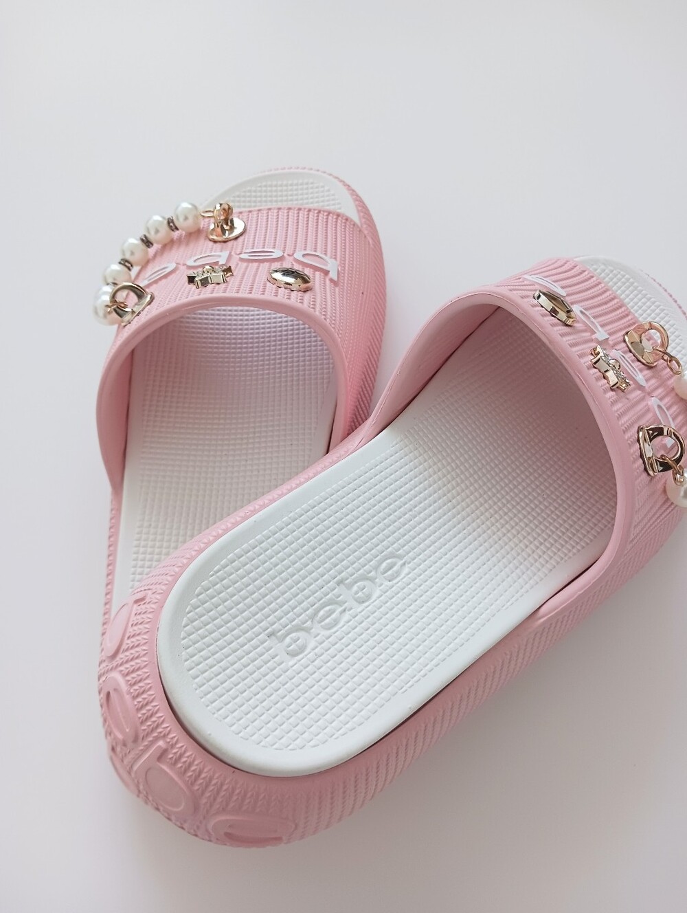 NWOT bebe Uniquely Designed Chain & Charms Women Pink Slides Size 7 - Picture 8 of 8